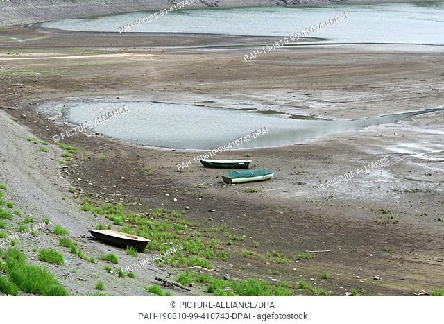 07 August 2019, Hessen, Asel: Boats are dry in the bay of Asel. The filling volume of Hesse's largest reservoir is currently only 46 percent (as of 07