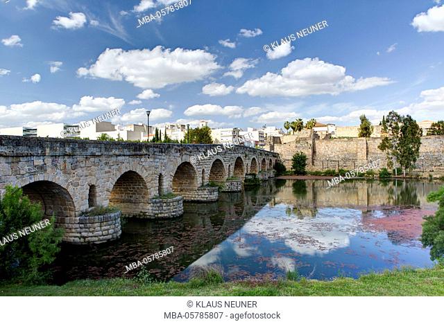 Roman bridge, Guadiana River, Merida, Extremadura, Spain, Europe