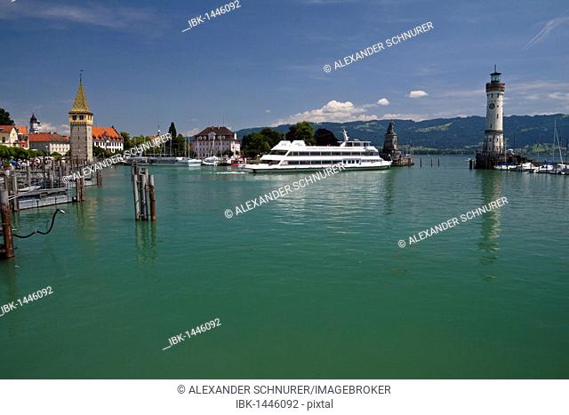 Harbor entrance with the Bavarian lion on the left and the lighthouse on the right, Lindau on Lake Constance, Bavaria, Germany, Europe