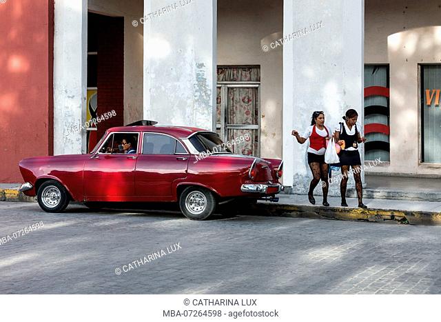 Cuba, Santa Clara, Parque Leoncio Vidal, center of the city, street scene