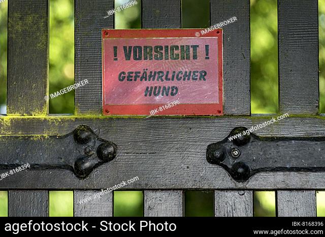 Warning sign, Caution dangerous dog, gate to historic estate Haus Christiansruh, Bad Salzhausen, Nidda, Wetteraukreis, Hesse, Germany, Europe