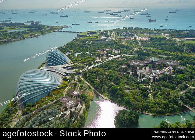 30 November 2019, Singapore, Singapur: View from Marina Bay Sands Hotel to the Garden by the Bay. Photo: Patrick Pleul/dpa-Zentralbild/ZB