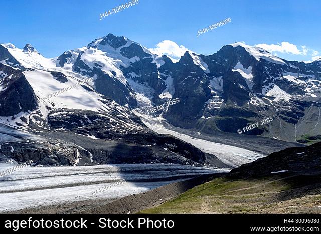 Piz Bernina (links) und Piz Morteratsch über dem Morteratschgletscher. Vorne der Persgletscher. Sicht von der Diavolezza. Ganz links die Crast’Agüzza
