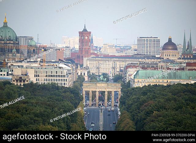27 September 2023, Berlin: Vehicles driving on the Straße des 17. Juni in the direction of the Brandenburg Gate (M in front) Photo: Sebastian Gollnow/dpa