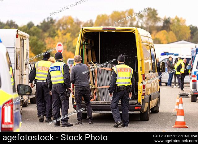 02 November 2023, Brandenburg, Bademeusel: Officers of the Federal Police check vehicles at the Bademeusel border crossing on the BAB 15 motorway