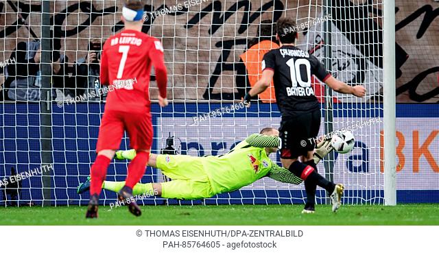 18. November 2016: Leverkusen, BayArena: Fußball 1. Bundesliga: Bayer 04 Leverkusen - RB Leipzig: Leipzigs Torwart Peter Gulacsi hält den Elfmeter von...