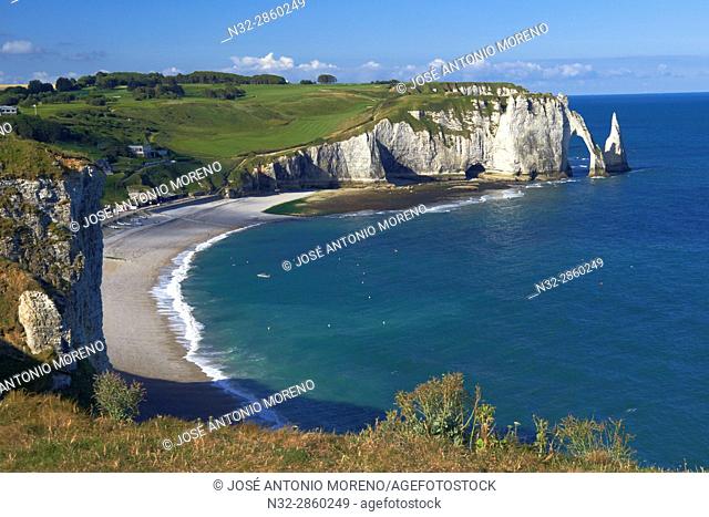 Etretat, Aval cliff , Falaise d'Aval, Natural Arch and Stone Beach, Normandy, Seine Maritime, Upper Normandy, Haute Normandie, France