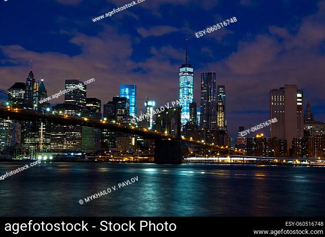 USA. New York. The skyscrapers of Manhattan and the Brooklyn bridge. Night