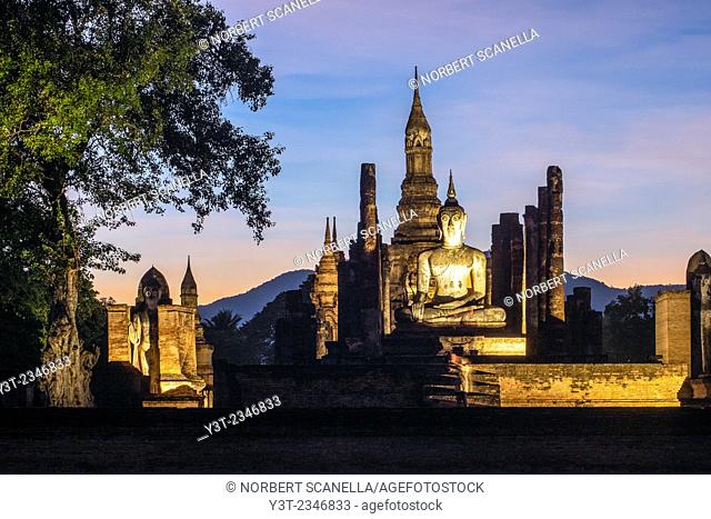 Asia. Thailand, old capital of Siam. Sukhothai archaeological Park, classified UNESCO World Heritage. Wat Mahatat at sunset