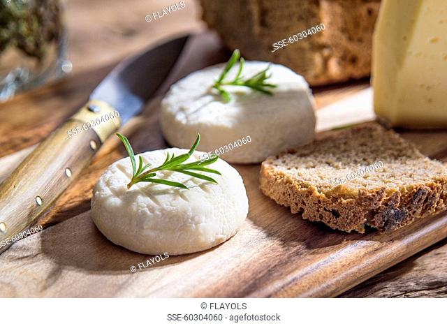 Goat's cheese and sliced brown bread