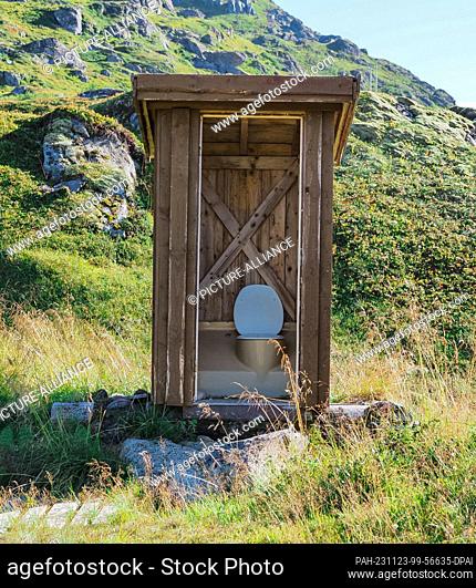 26 August 2023, Norway, Leknes: A wooden toilet hut without a door stands off the trail in the mountains near Leknes during a hike