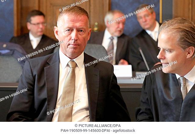 09 May 2019, Mecklenburg-Western Pomerania, Schwerin: At the start of the trial for subsidy fraud, Norwegian entrepreneur Harald Lökkevik (l-r in front) with...