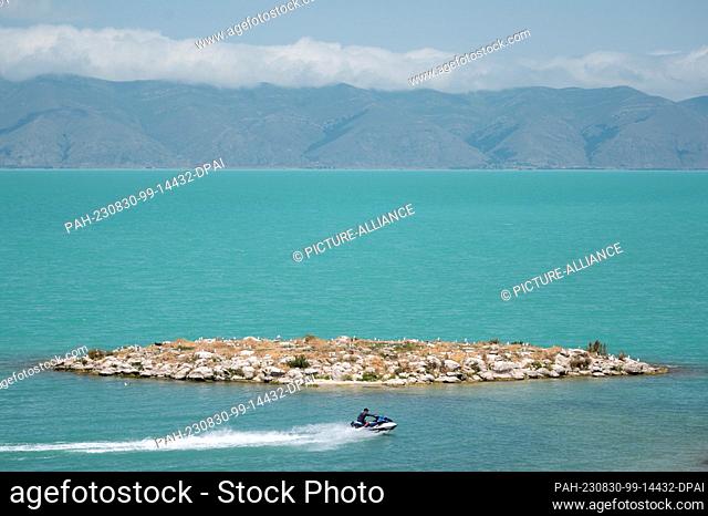 29 July 2023, Armenia, Sewan: Birds on an island in Lake Sevan. Photo: Sebastian Kahnert/dpa. - Sewan/Gegharkunik/Armenia