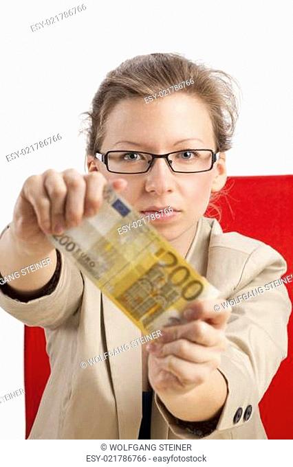 Frau mit ernstem Blick zeigt zweihundert Euroschein
