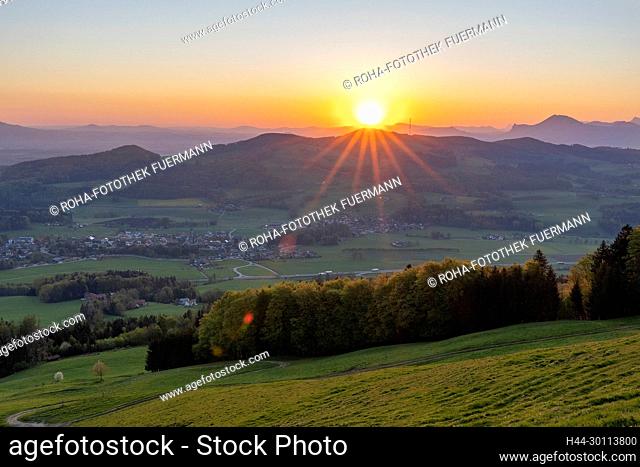 Sonnenaufgang über den Rupertiwinkel, gesehen von der Fürmann Alm aus über Anger und Högl, Rupertiwinkel - Berchtesgadener Land, Bayern, Deutschland