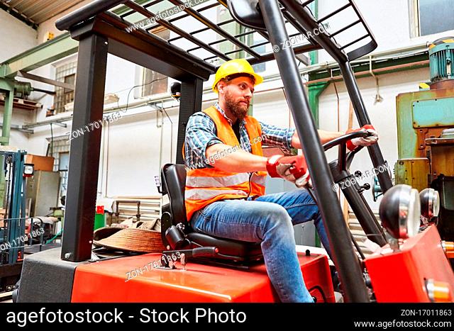 Arbeiter als Gabelstaplerfahrer auf dem Gabelstapler in der Fabrik oder in der Spedition