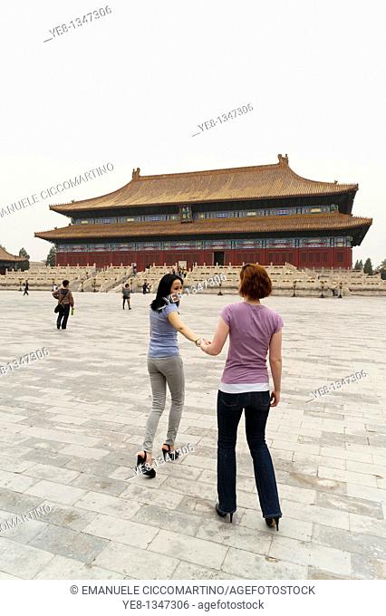Tourists in front of the Hall for Worship Of Ancestors, The Forbidden City, Beijing, China, Asia  MR