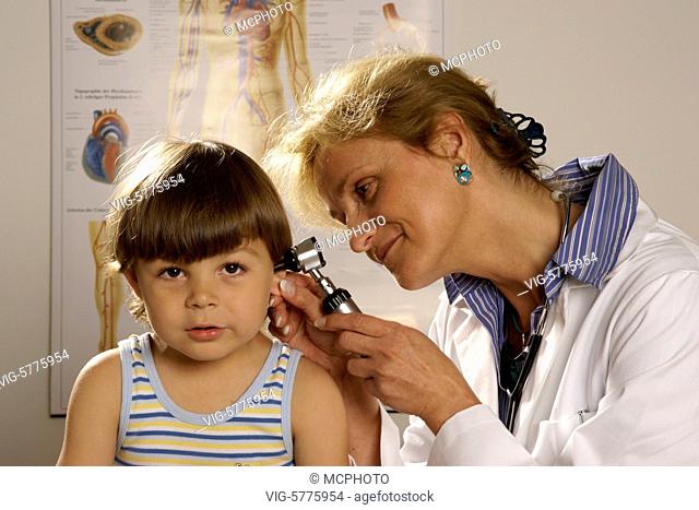 Eine Kinderaerztin untersucht die Ohren von einem kleinen Jungen, MR, 2007| A child lady doctor examined the ears from a little boy - Hamburg, Hamburg, Germany