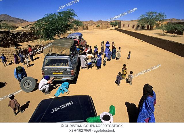 children forming a crowd around a touristic vehicule having broken down, Aouderas village of Aïr, Niger, Western Africa