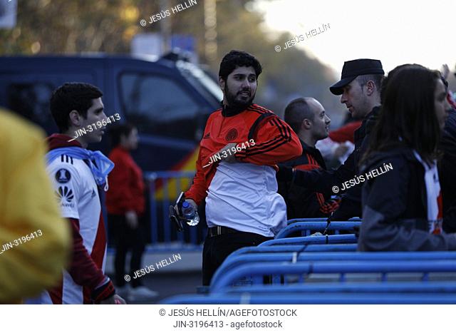 Fans of different teams are checked at the police checkpoints. In the Santiago Bernabéu host the second leg of the final of the Copa Libertadores that, twice