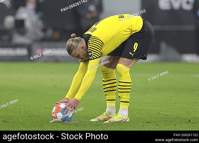firo: 15.12.2021, soccer ball, 1st Bundesliga, season 2021/2022, BVB, Borussia Dortmund - Greuther Fvºrth 3: 0 Erling HAALAND, BVB before penalty