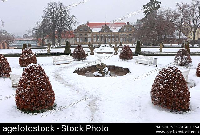 27 January 2023, Saxony-Anhalt, Blankenburg: The baroque garden of the small castle in Blankenburg is covered with snow. The weather is expected to remain cool...