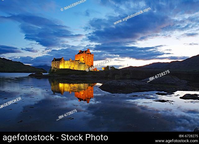Dusk, Eilean Donan Castle, stone bridge, film location, Dornie, Highlands, Scotland, Great Britain