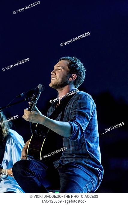 Phillip Phillips performs at the Closing Ceremony for the Invictus Games on May 12, 2016 at the ESPN Wide World of Sports Complex in Orlando, Florida