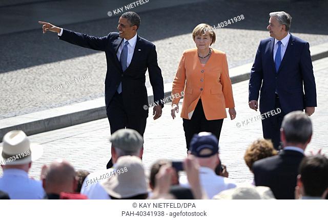US President Barack Obama (L-R), German Chancellor Angela Merkel (CDU) and Berlin Mayor Klaus Wowereit (SPD) arrive at the Brandenburg Gate at Pariser Platz in...
