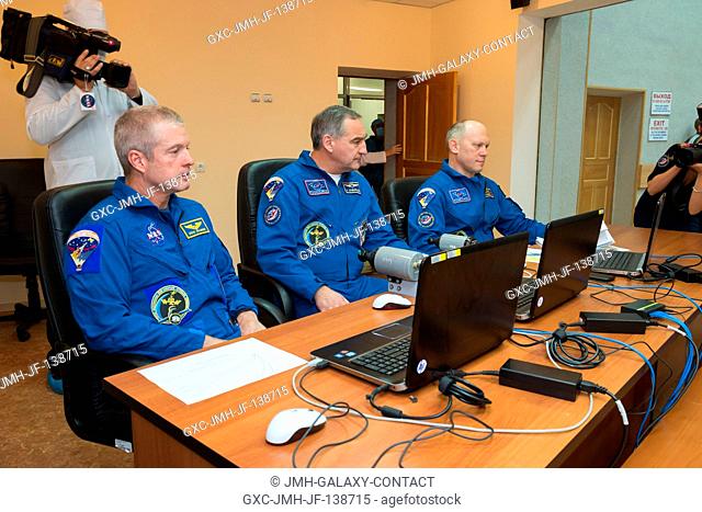 At their Cosmonaut Hotel crew quarters in Baikonur, Kazakhstan, Expedition 3940 Flight Engineer Steve Swanson of NASA (left)