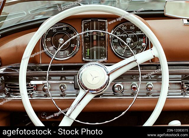 Oldtimer Mercedes Benz 300 SL 40 H Roadster, 1961, 2975 ccm, 115 PS, 235 km/h, Nahaufnahme des Armaturenbretts mit Lenkrad