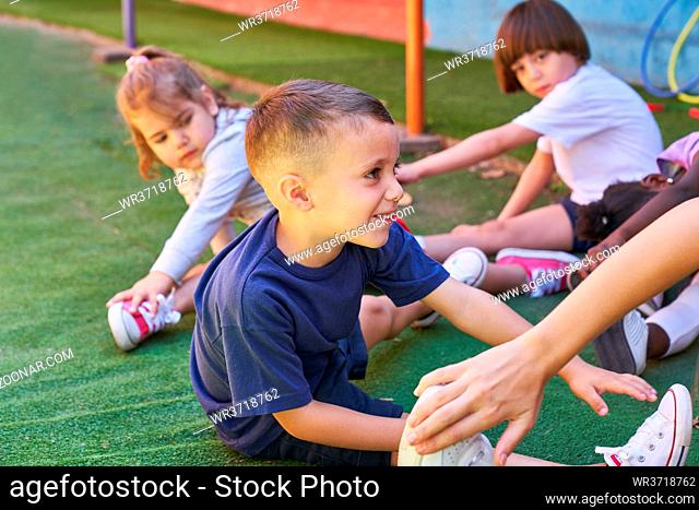 Kinder haben Spaß bei der Gymnastik im Sportunterricht der Vorschule oder im Kindergarten