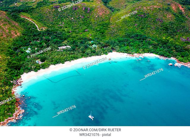 Luftaufnahme der Anse Lazio auf Praslin, Seychellen. Aerial view of the Anse Lazio on Praslin, Seychelles in the Indian Ocean