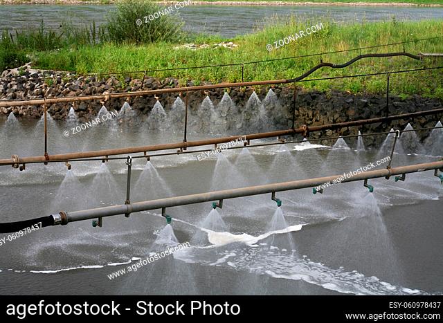 Sprühanlage am Kernkraftwerk Grohnde am Ufer der Weser. Damit wird der Schaum des Kühlwassers vernichtet, bevor es in den Fluß eingeleitet wird