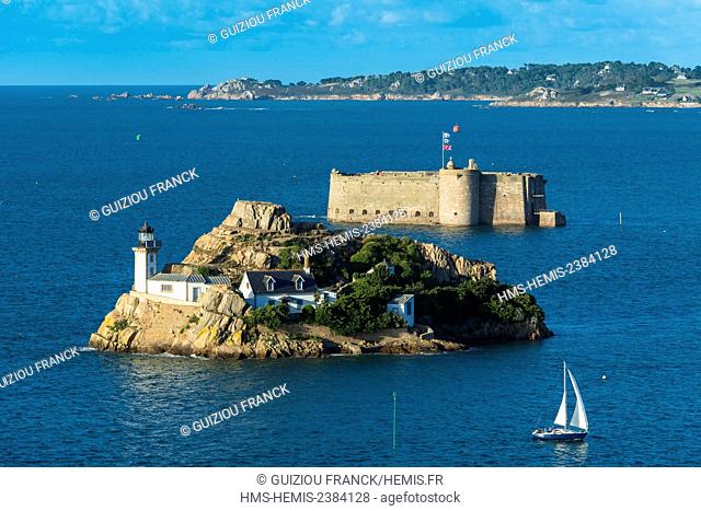 France, Finistere, Bay of Morlaix, Carantec, Louet island and 16th century Taureau castle (belongs to Plouezoc'h)