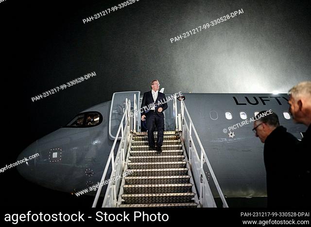 17 December 2023, Lithuania, Kaunas: Boris Pistorius (SPD), Federal Minister of Defense, walks down the gangway of the Air Force Airbus A321 after landing in...