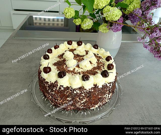 07 May 2021, Baden-Wuerttemberg, Oberkirch: A Black Forest cake stands on a sideboard. Photo: Alexandra Schuler/dpa. - Oberkirch/Baden-Wuerttemberg/Germany