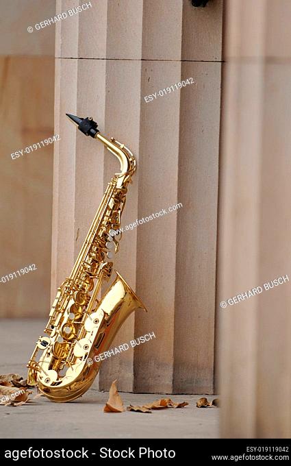 Saxophon mit Herbstlaub
