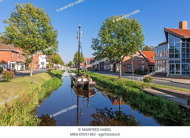 Westrhauderfehnkanal (canal), boat, Tjalk hope, Westrhauderfehn, Rhauderfehn, Overledingerland, Eastern Frisia, Lower Saxony, Germany