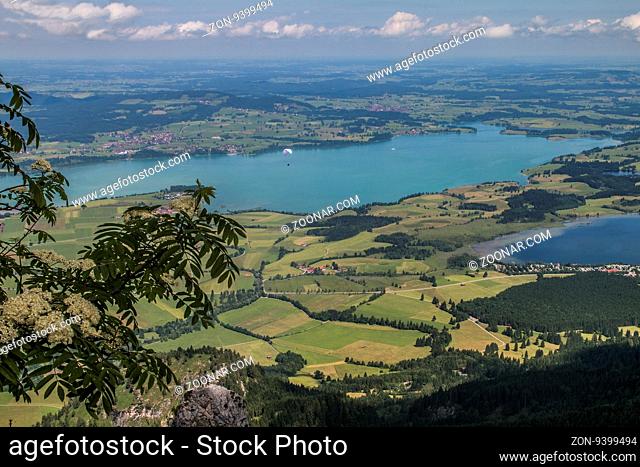 Aussicht vom Tegelberg auf Forggensee (Mitte) und Bannwaldsee (rechts)