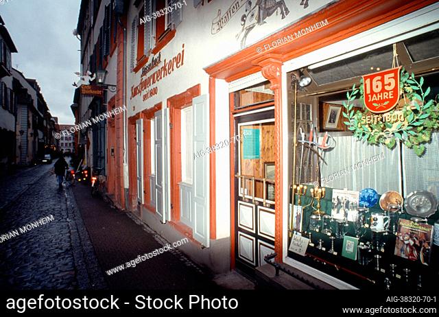 Heidelberg - Untere Strasse, 'Kunstfeuerwerkerei seit 1800' Waffengeschõft, Zubeh÷r f³r Studentenverbindungen - Germany
