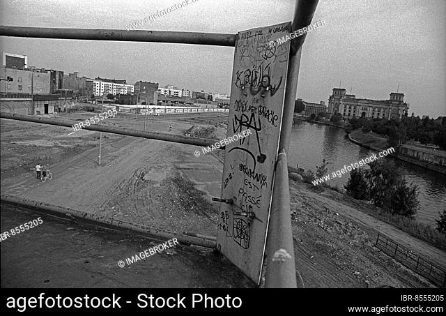 GDR, Berlin, 01. 08. 1990, Spreebogen, Wall strip on the bank of the Spree opposite the Reichstag, view from watchtower