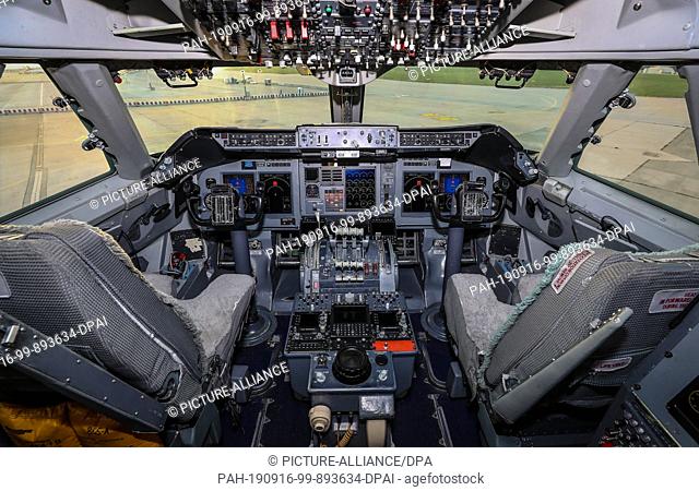 16 September 2019, Baden-Wuerttemberg, Stuttgart: View into the cockpit of the flying observatory ""SOFIA"" (Stratospheric Observatory for Infrared Astronomy)