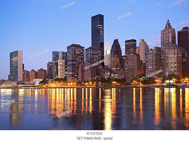 USA, New York State, New York City, Manhattan skyline at dusk