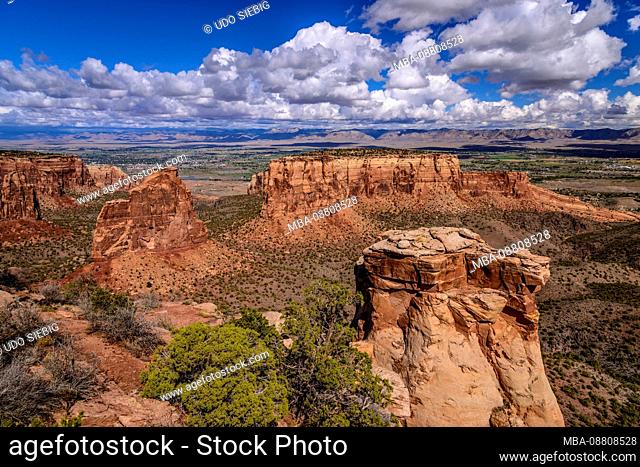 USA, Colorado, Colorado National Monument, Fruita, Monument Canyon with Independence Monument and The Island, Grand View