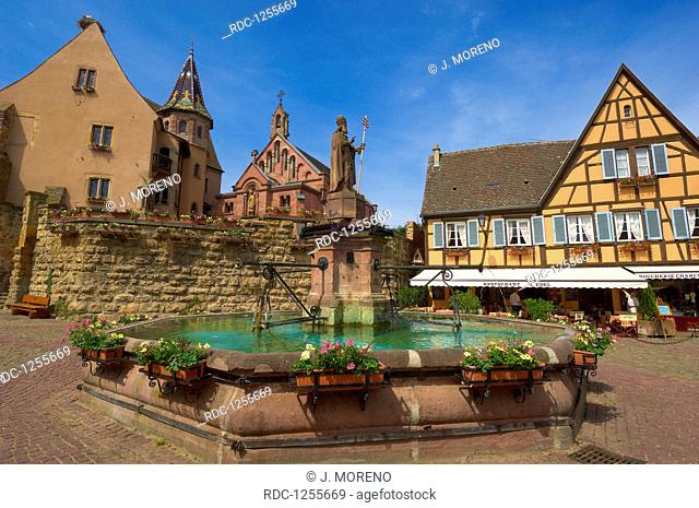 Eguisheim, Place du Chateau, Alsace Wine Route, Haut-Rhin, Alsace, France, Europe