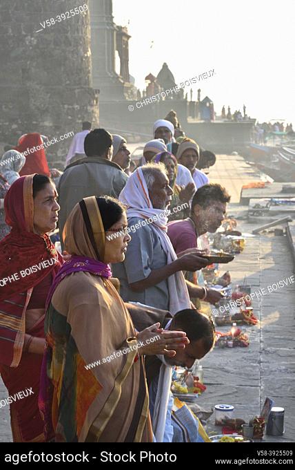 India, Madhya Pradesh, Maheshwar, Morning prayer (puja) on the banks of the Narmada