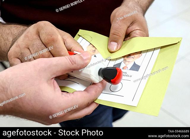 RUSSIA, ISTANBUL - MAY 28, 2023: A voter receives a ballot paper, an envelope and a stamp at a polling station in Saffet Cebi Middle School during a runoff...