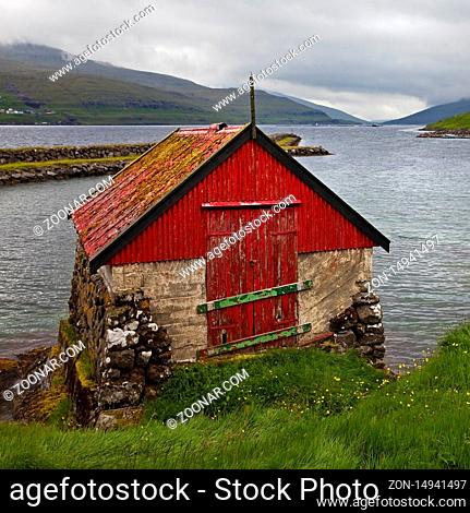 Kleines Haus am Atlantik in dem kleinen Ort Haldarsvik, Streymoy, Faeroeer, Føroyar, Daenemark, Europa