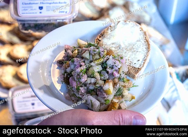 07 November 2021, Mecklenburg-Western Pomerania, Heringsdorf: ""Heringshäckerle"" lies on a plate in the Domke fishmonger's shop on the Baltic Sea island of...